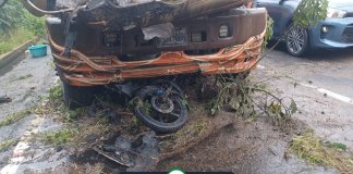 Bomberos atendieron el incendio de un bus involucrado en un accidente de tránsito en la ruta Interamericana. Foto: Bomberos Municipales Departamentales