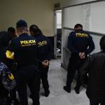 Acompañantes de policías capturados intimidaron a medios de comunicación y buscaban impedir su labor. Foto La Hora: La Hora