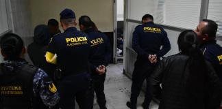 Acompañantes de policías capturados intimidaron a medios de comunicación y buscaban impedir su labor. Foto La Hora: La Hora