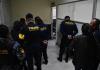 Acompañantes de policías capturados intimidaron a medios de comunicación y buscaban impedir su labor. Foto La Hora: La Hora