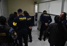Acompañantes de policías señalados de secuestro intimidan a medios de comunicación Acompañantes de policías capturados intimidaron a medios de comunicación y buscaban impedir su labor. Foto La Hora: La Hora