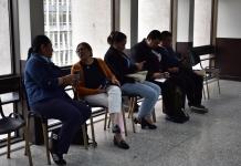 Audiencia de reparación digna por Hogar Seguro se realiza a puerta cerrada por temor a extorsiones Cinco de los seis exfuncionarios y expolicías condenados en el caso Hogar Seguro. Foto La Hora: Daniel Ramírez.