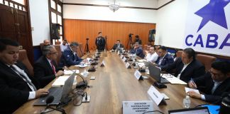 El viceministro de Transportes, Fernando Suriano, responde por la continuidad del aeródromo en Puerto San José, Escuintla. Foto: Congreso