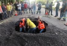 Trabajadores del CIV, ya se encuentran en el lugar para habilitar el paso. Foto La Hora: CIV.