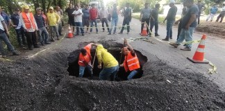Paso complicado de Río Dulce a Petén por hundimiento en el kilómetro 281 Trabajadores del CIV, ya se encuentran en el lugar para habilitar el paso. Foto La Hora: CIV.
