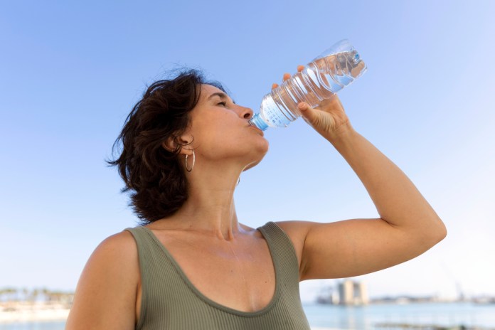 ¿Cuántos litros de agua pura hay que tomar por día?, esto dice un experto