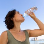 ¿Cuántos litros de agua pura hay que tomar por día?, esto dice un experto