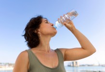 ¿Cuántos litros de agua pura hay que tomar por día?, esto dice un experto