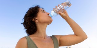 ¿Cuántos litros de agua pura hay que tomar por día?, esto dice un experto