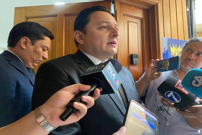 El director ejecutivo del Renap, Rodolfo Arriaga, brinda detalles para el DPI de los menores de edad. Foto: La Hora