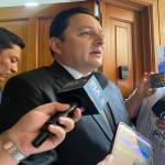 El director ejecutivo del Renap, Rodolfo Arriaga, brinda detalles para el DPI de los menores de edad. Foto: La Hora