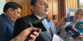 El director ejecutivo del Renap, Rodolfo Arriaga, brinda detalles para el DPI de los menores de edad. Foto: La Hora
