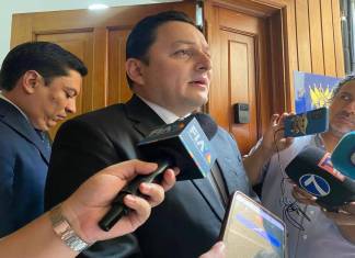 El director ejecutivo del Renap, Rodolfo Arriaga, brinda detalles para el DPI de los menores de edad. Foto: La Hora
