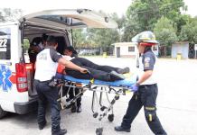 Bomberos Voluntarios trasladaron a mujer herida al Hospital Roosevelt. Foto La Hora: Bomberos Voluntarios