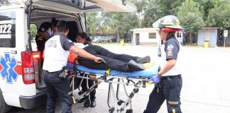 Bomberos Voluntarios trasladaron a mujer herida al Hospital Roosevelt. Foto La Hora: Bomberos Voluntarios