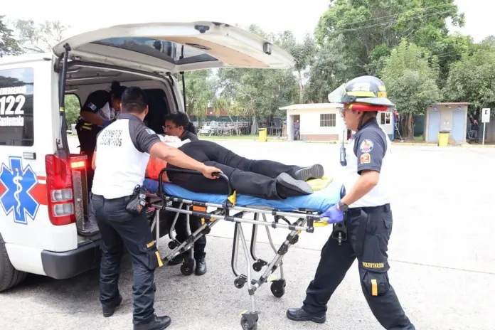 ataque armado zona 7 Bomberos Voluntarios trasladaron a mujer herida al Hospital Roosevelt. Foto La Hora: Bomberos Voluntarios