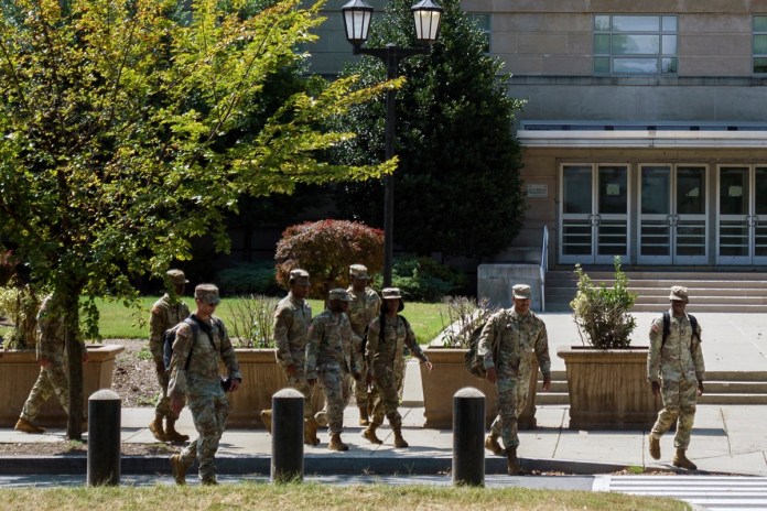 Miembros de la Guardia Nacional en Washington desplegados por órdenes de Trump. Foto La Hora: EFE