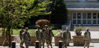 Miembros de la Guardia Nacional en Washington desplegados por órdenes de Trump. Foto La Hora: EFE
