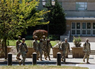 Miembros de la Guardia Nacional en Washington desplegados por órdenes de Trump. Foto La Hora: EFE