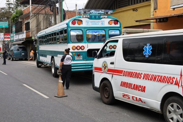 Bomberos atendieron una emergencia donde dos hombres fueron atacados en Villa Nueva. Foto: Bomberos Voluntarios