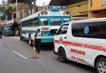Bomberos atendieron una emergencia donde dos hombres fueron atacados en Villa Nueva. Foto: Bomberos Voluntarios