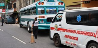 Bomberos atendieron una emergencia donde dos hombres fueron atacados en Villa Nueva. Foto: Bomberos Voluntarios