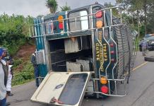 Piloto perdio el control del bus y volcó sobre la cinta asfáltica. Foto: Asonbomd