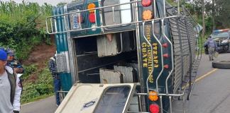 Piloto perdio el control del bus y volcó sobre la cinta asfáltica. Foto: Asonbomd