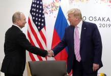 Fotografía de archivo del presidente ruso, Vladimir Putin (i), junto al mandatario de Estados Unidos, Donald Trump. Foto La Hora: EFE