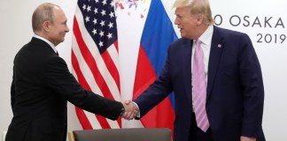 Fotografía de archivo del presidente ruso, Vladimir Putin (i), junto al mandatario de Estados Unidos, Donald Trump. Foto La Hora: EFE