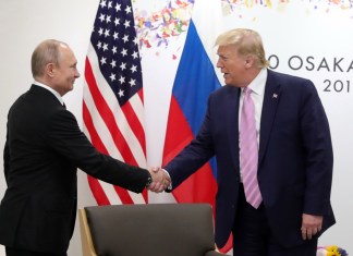 Fotografía de archivo del presidente ruso, Vladimir Putin (i), junto al mandatario de Estados Unidos, Donald Trump. Foto La Hora: EFE