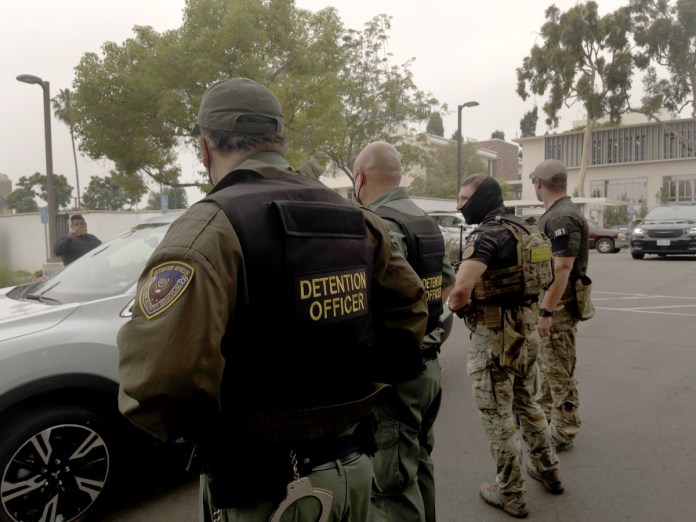 Empresa de alquiler rechaza uso de sus camiones durante redada en Los Ángeles
