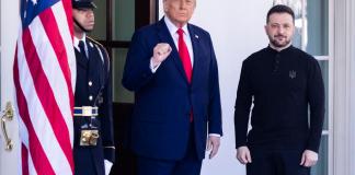 Trump analiza invitar a Zelenski a su encuentro con Putin en Alaska, según medios