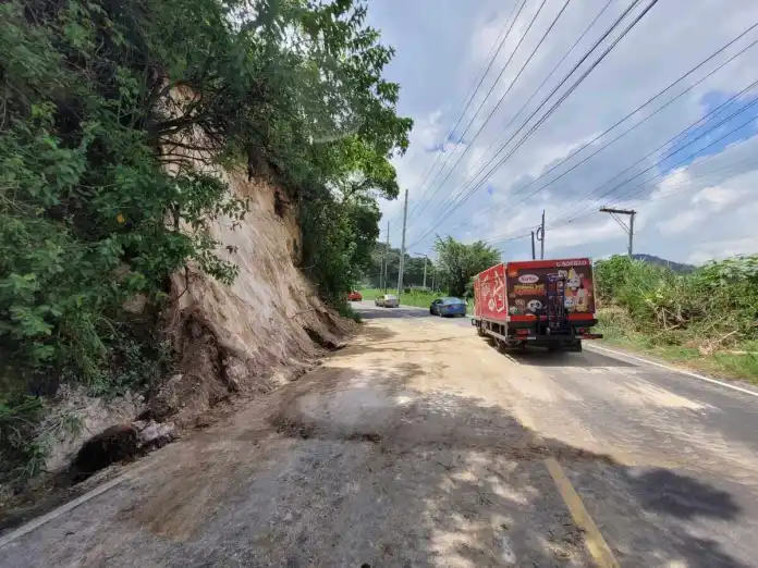 derrumbe boca del monte Autoridades habilitaron el paso entre Villa Canales y Boca del Monte tras derrumbe. Foto La Hora: Conred