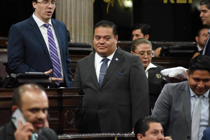 El diputado Allan Rodríguez de Vamos mantuvo varias conversaciones con allegados en la plenaria del 19 de agosto para presentar una moción privilegiada. Foto: La Hora / José Orozco