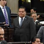 El diputado Allan Rodríguez de Vamos mantuvo varias conversaciones con allegados en la plenaria del 19 de agosto para presentar una moción privilegiada. Foto: La Hora / José Orozco