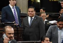 El diputado Allan Rodríguez de Vamos mantuvo varias conversaciones con allegados en la plenaria del 19 de agosto para presentar una moción privilegiada. Foto: La Hora / José Orozco