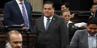 El diputado Allan Rodríguez de Vamos mantuvo varias conversaciones con allegados en la plenaria del 19 de agosto para presentar una moción privilegiada. Foto: La Hora / José Orozco