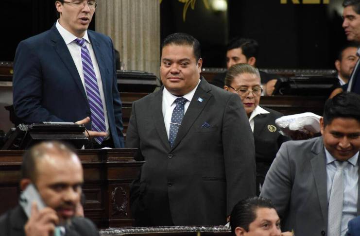El diputado Allan Rodríguez de Vamos mantuvo varias conversaciones con allegados en la plenaria del 19 de agosto para presentar una moción privilegiada. Foto: La Hora / José Orozco