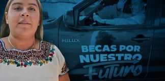 El presidente Bernardo Arévalo entregó la "Beca por Nuestro Futuro" a una excandidata a diputada del Movimiento Semilla. Diseño La Hora: Roberto Altán