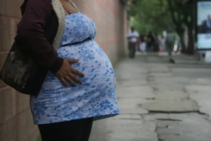 embarazos Más de 1 mil 200 niñas entre 10 y 14 años dieron a luz; la ley los considera violación