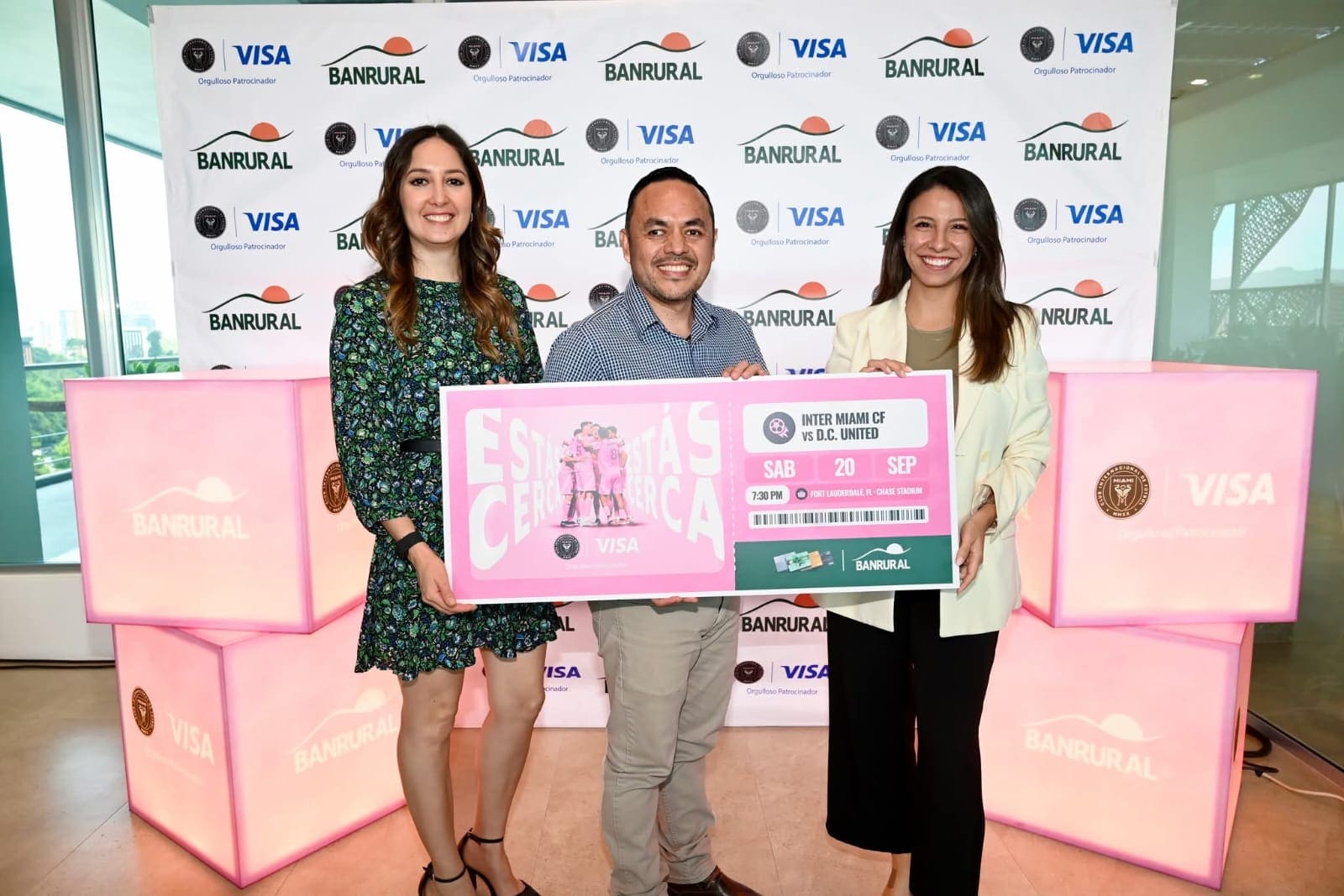 Ganador de promoción junto a representantes de Banrural. Foto: Banrural