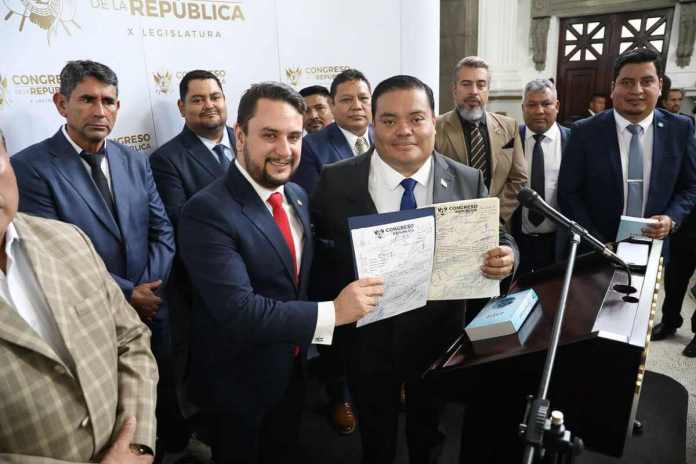El diputado Ronald Portillo junto a Allan Rodríguez para presentar una iniciativa a favor de las iglesias. Foto: Congreso de la República