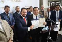 El diputado Ronald Portillo junto a Allan Rodríguez para presentar una iniciativa a favor de las iglesias. Foto: Congreso de la República