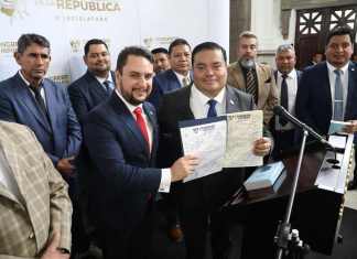 El diputado Ronald Portillo junto a Allan Rodríguez para presentar una iniciativa a favor de las iglesias. Foto: Congreso de la República