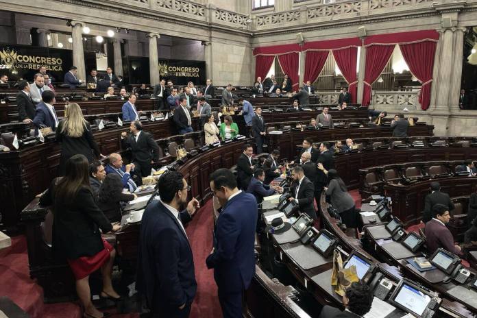Aunque los diputados permanecieron en sesión por más de dos horas y media, no se conoció la iniciativa de ley contra lavado de dinero que envió el organismo Ejecutivo. Foto: La Hora / José Orozco