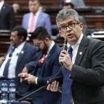El ministro de Salud, Joaquín Barnoya, responde durante la interpelación este 7 de agosto. Foto: Congreso de la República