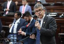 El ministro de Salud, Joaquín Barnoya, responde durante la interpelación este 7 de agosto. Foto: Congreso de la República