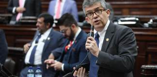 El ministro de Salud, Joaquín Barnoya, responde durante la interpelación este 7 de agosto. Foto: Congreso de la República