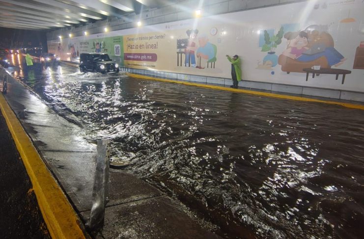Autoridades reportan inundaciones por lluvias torrenciales en CDMX.